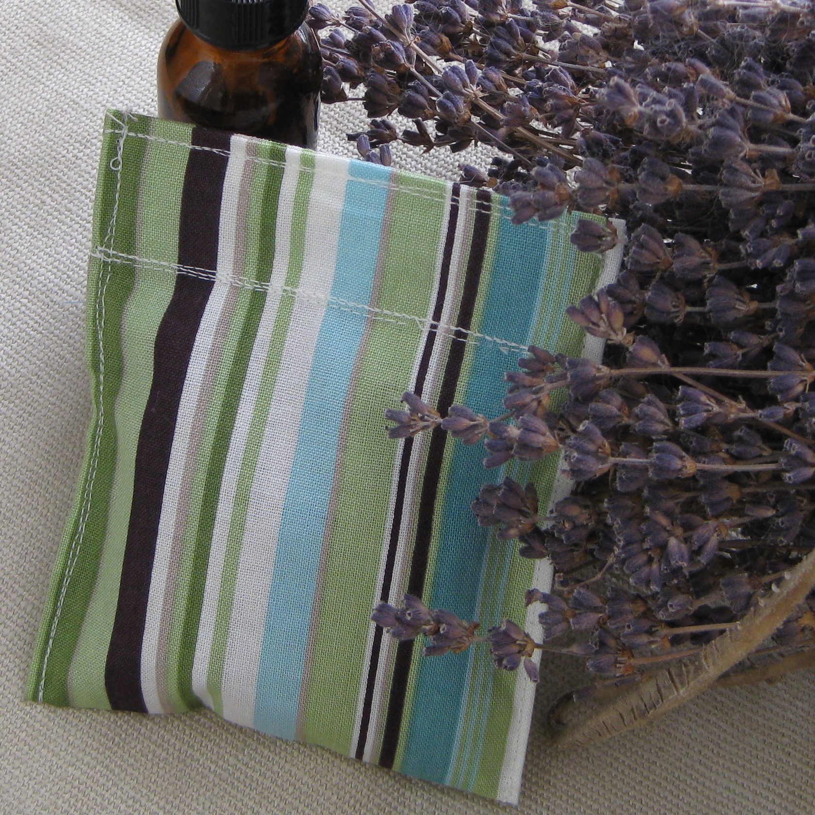 DIY reusable AND refillable herbal dryer sachets from katienormalgirl.com | #DIY #natural #home